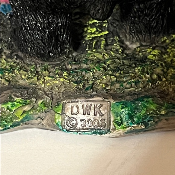 Charming Black Bear 🐻 Family Holding a Birch Log Clock with Raccoon 🦝 on the Top - Picture 8 of 9